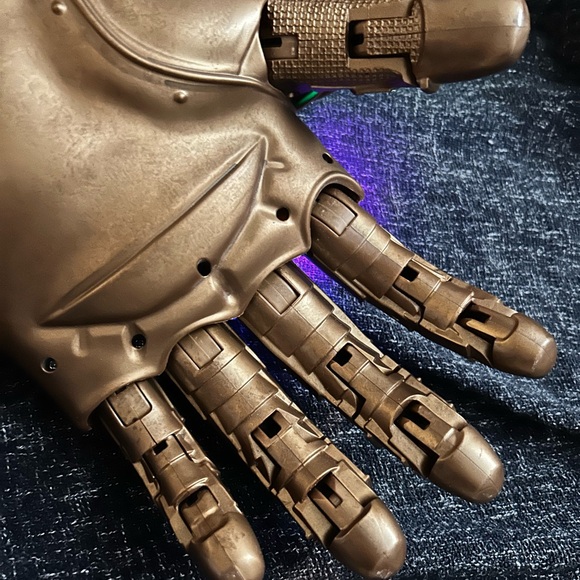 Marvel Infinity Gauntlet Toy with Multicolor Stones - Picture 6 of 8